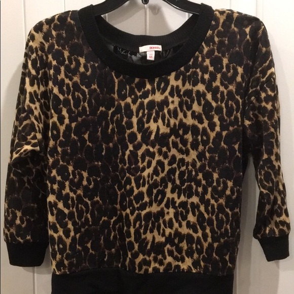 Cheetah print top with lace back - Picture 2 of 4